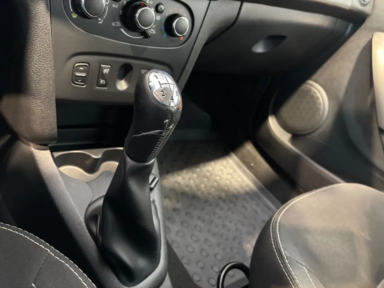 Billede 13 - Praktisk og rummelig stationcar, til små penge!