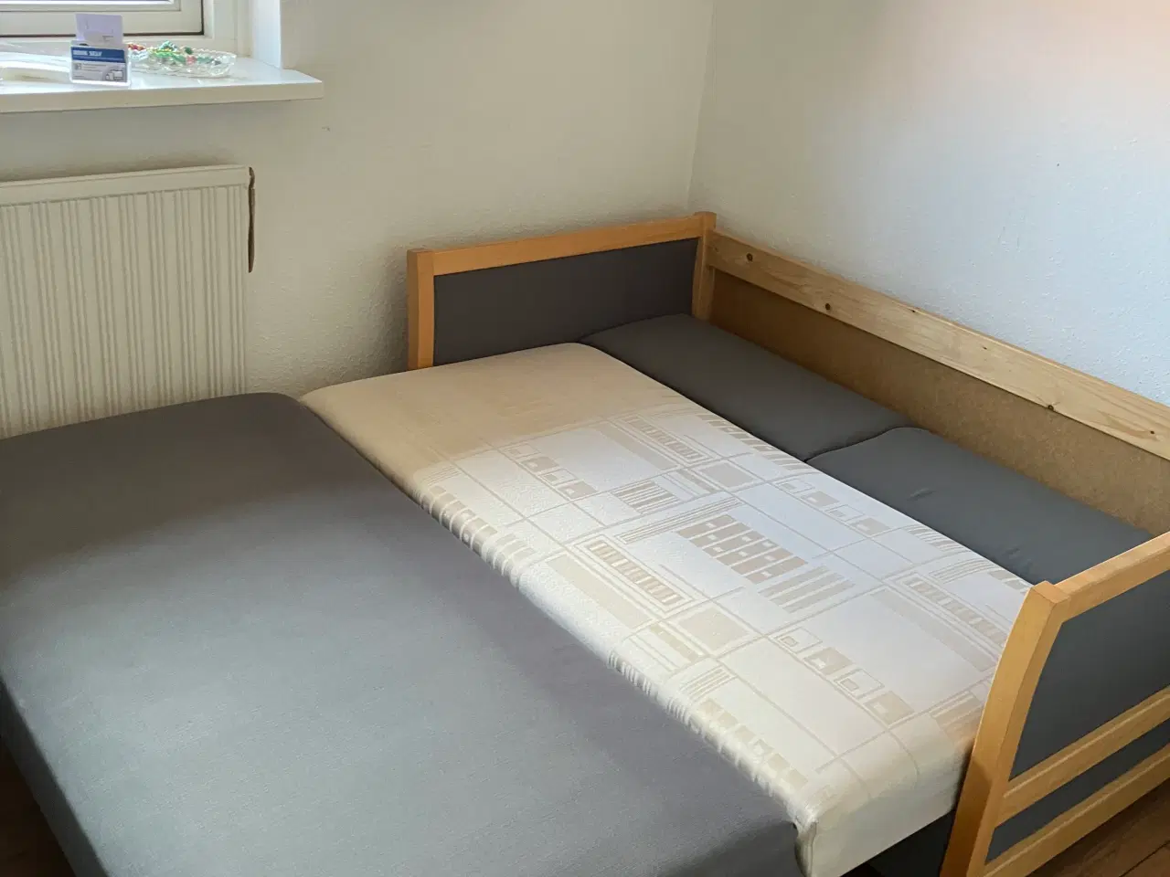 Billede 2 - Sovesofa bøg grå polstret