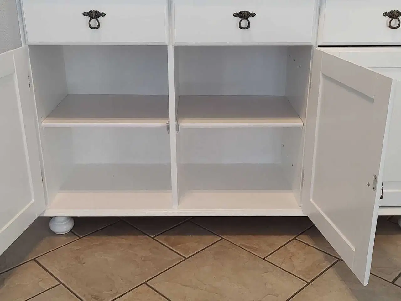 Billede 7 - Ny malet vitrineskab 