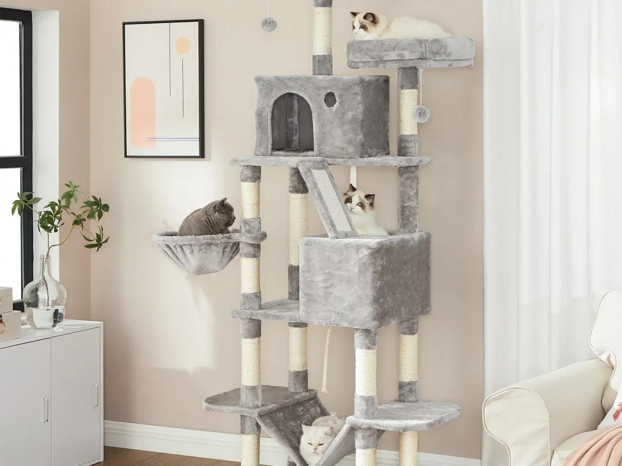 Billede 3 - Klatretræ til kat – FEANDREA, 206 cm høj med 13 kradsepæle, rampe, 2 udkigsplatforme og 2 huler, kurv, hængekøje og pomponer, lysegrå