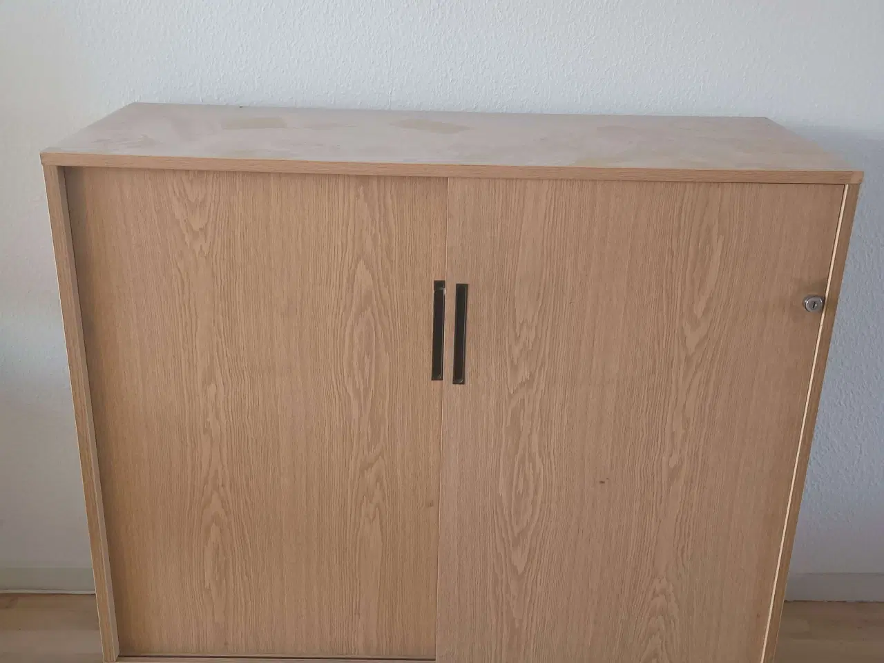 Billede 1 - Kabinet på metalben