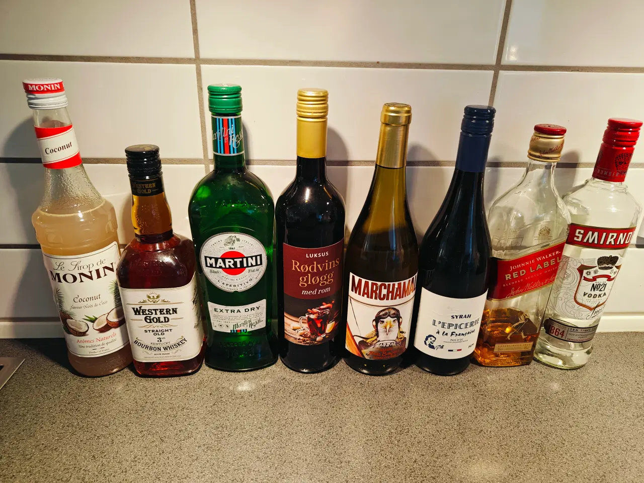 Billede 1 - 8 Flasker vin og spiritus.