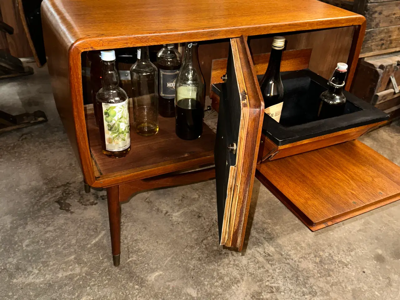 Billede 3 - Barskab i teaktræ, lavet af gammel radiomøbel.