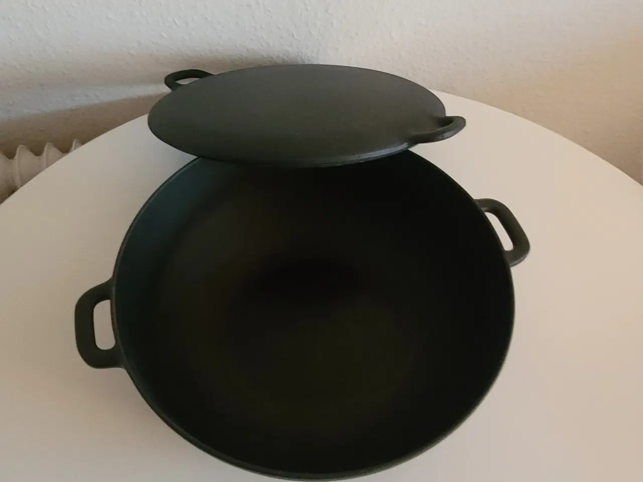 Billede 3 - Stor støbejernsgryde 33cm-350 kr. med fragt