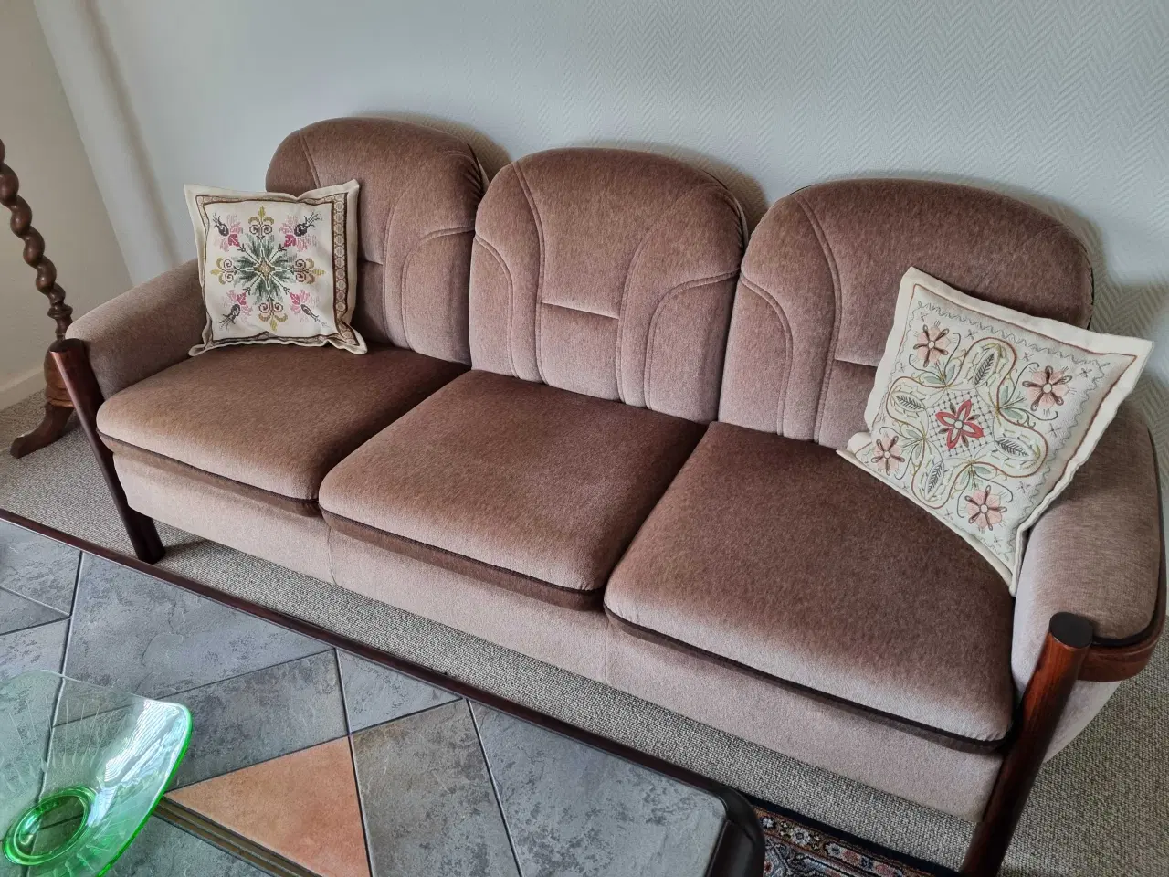 Billede 2 - Sofa og to stole + Bord
