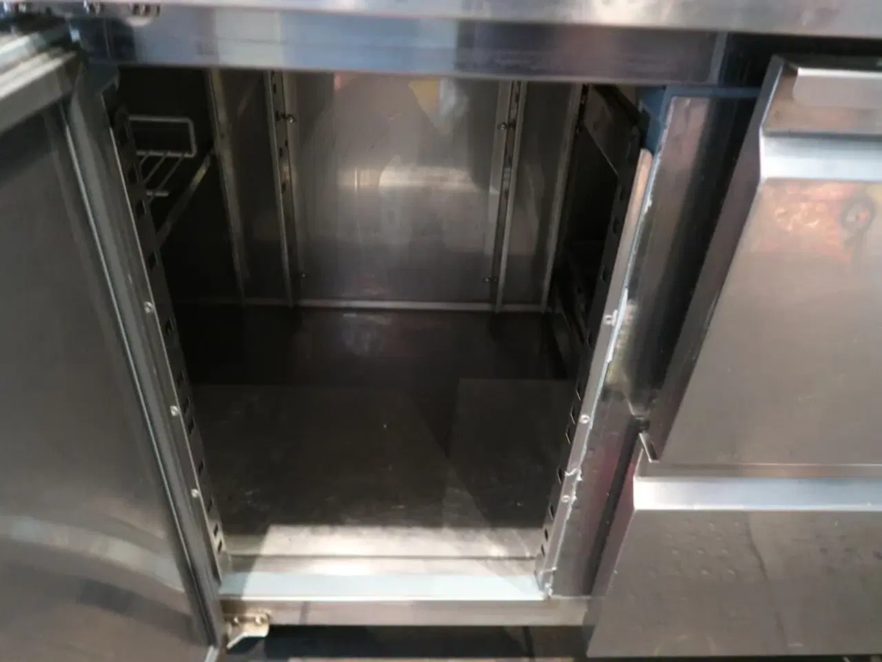 Billede 5 - Kølebord med 4 døre og bagkant - Tefcold CK7410 - 533 liter