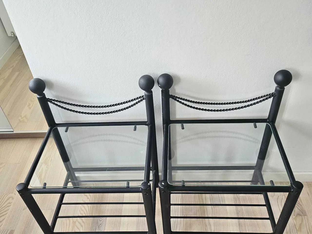 Billede 5 - 🖤 Flot metalseng + 2 matchende borde 🛏️