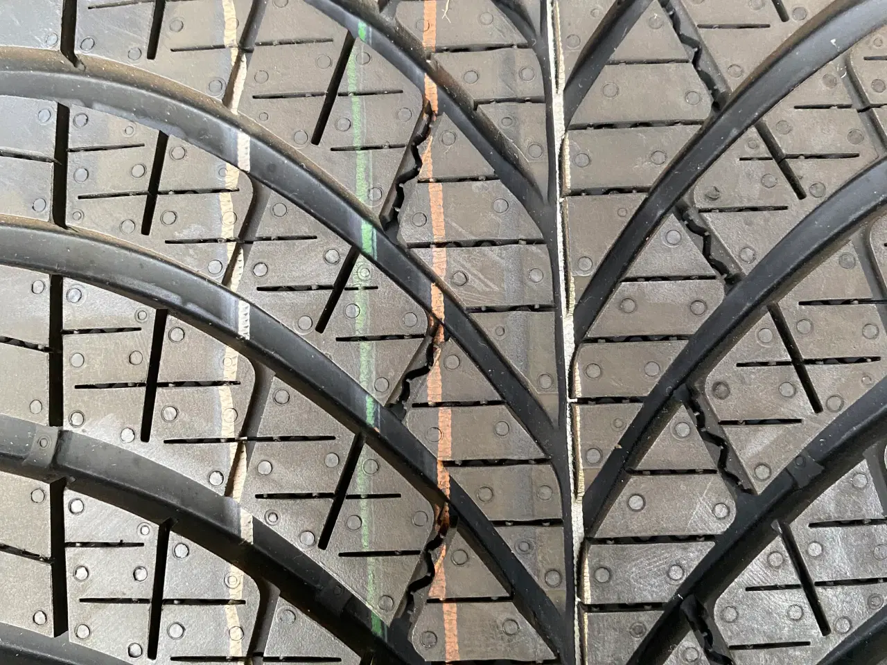 Billede 2 - 20” Nye Goodyear Helårs 255/45-20”