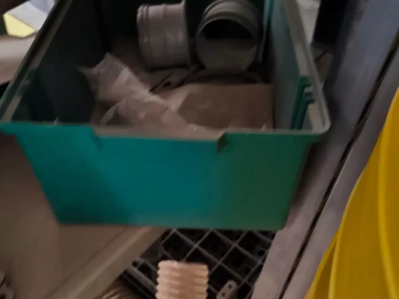 Billede 8 - Indhold på reol (højre fag)