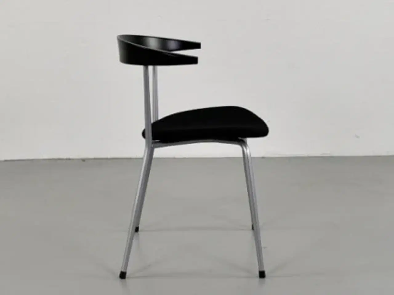 Billede 2 - Efg bondo konferencestol med nyt sort polster, grå stel, nymalet sort ryg med lille armlæn