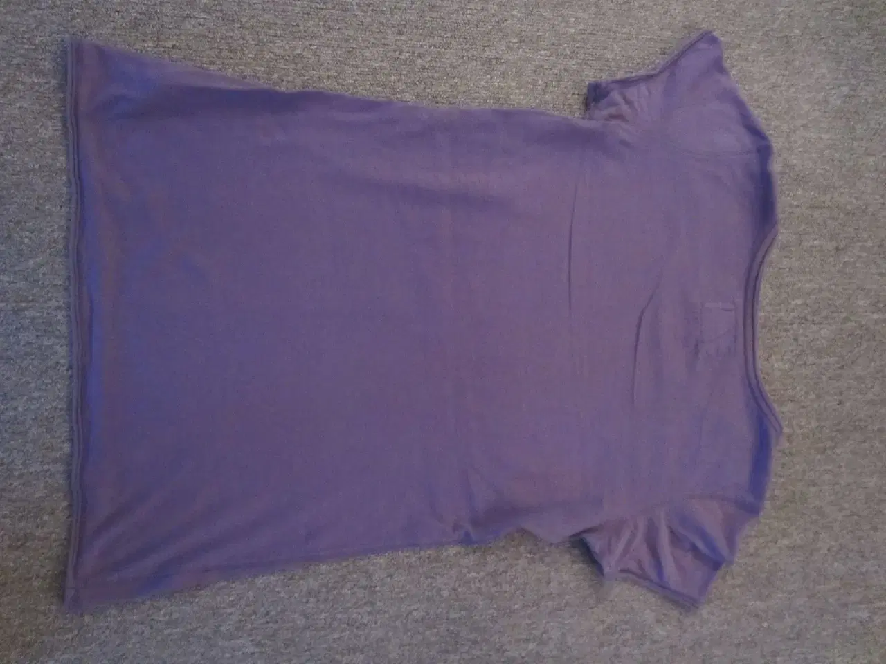 Billede 4 - Flot lilla T-shirt - bluse i str. 146 