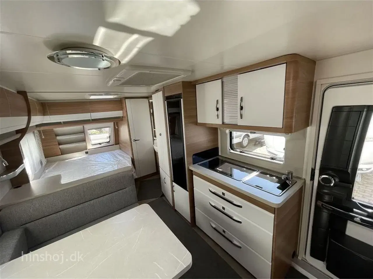 Billede 18 - 2023 - Hobby De Luxe 560 KMFe   Hobby 560 KMFe med dobbeltseng og 3 køjer fra Hinshøj Caravan A/S