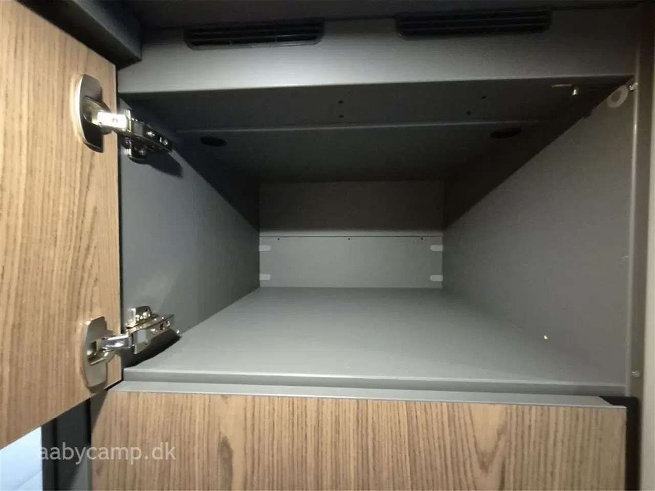 Billede 29 - 2025 - Niesmann+Bischoff Arto 78   solceller. 3x150 Ah lithium batterier. 3000w inverter. Elektrisk markise. Udv. gas/vand. Helårsdæk. 2x TV. Duo control. luft undervogn. Hydrauliske støtteben.