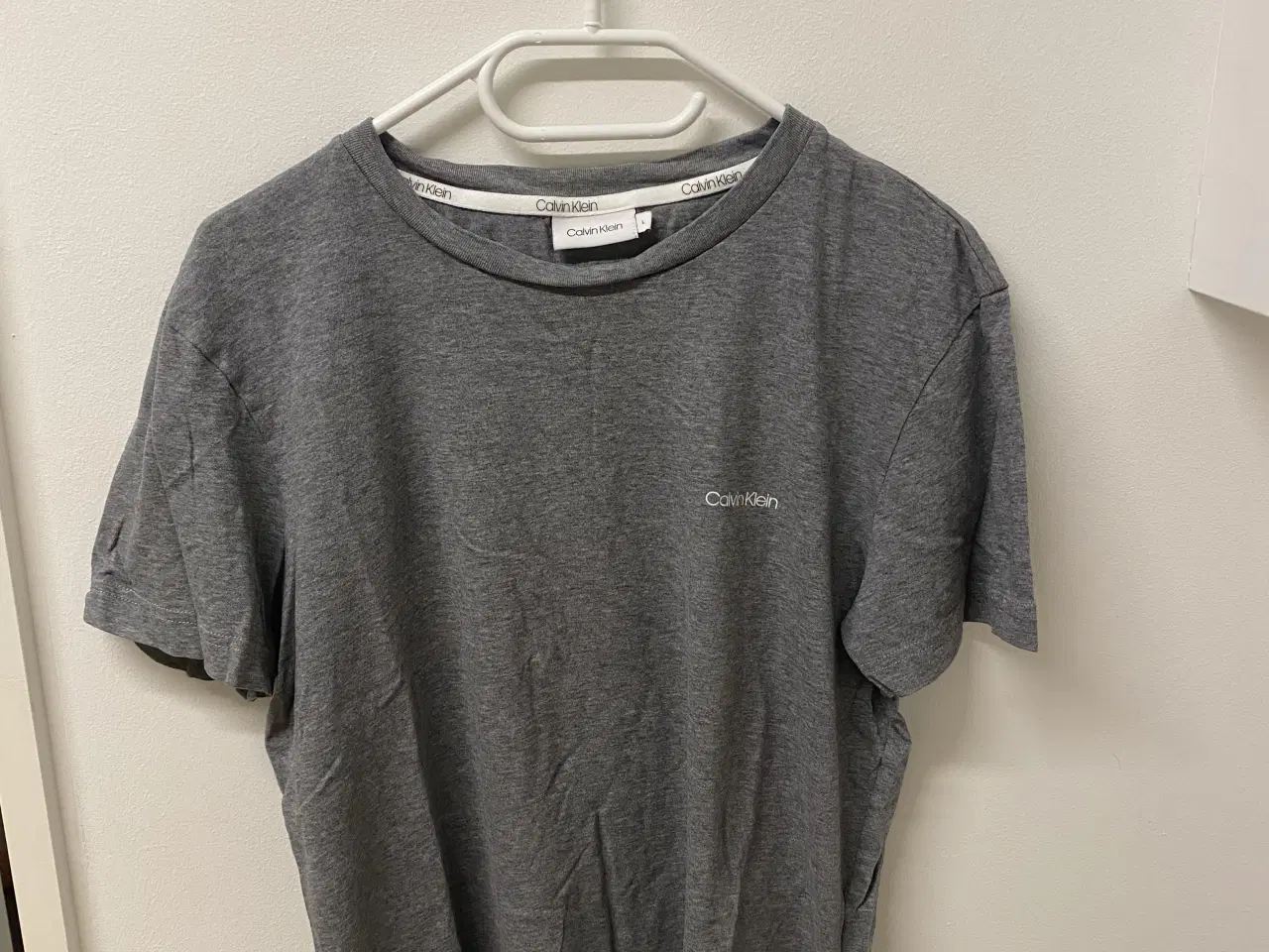 Billede 1 - Calvin Klein t-shirt i grå