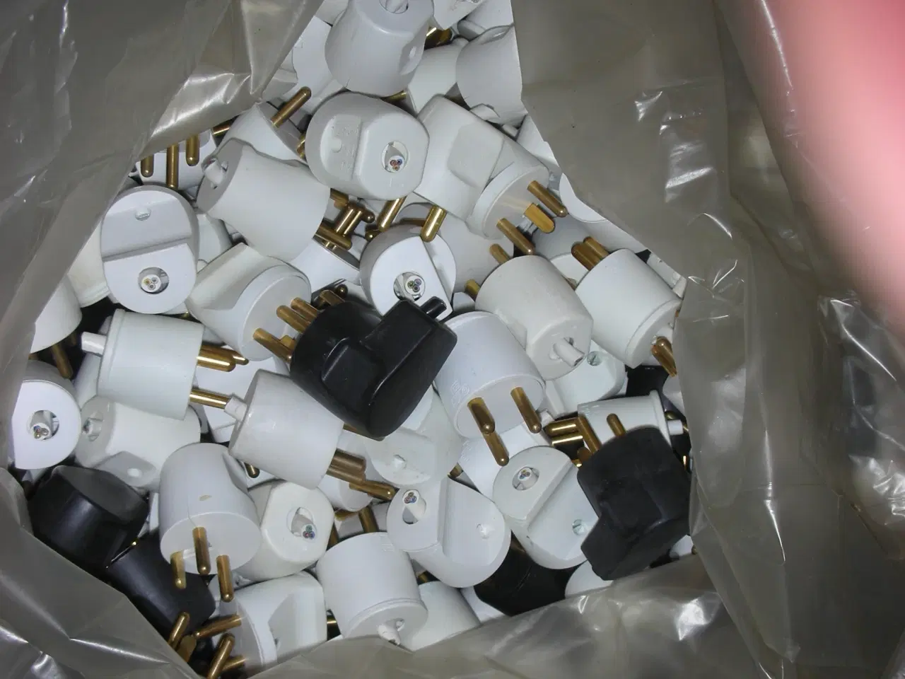 Billede 2 - ca. 1000stk. kvalitets 230v stik og 3stiksdåser.