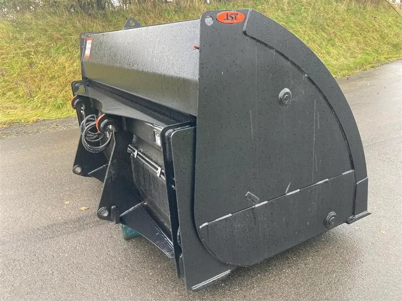 Billede 8 - JST Højtipskovl str.1 280 cm bred monteret med BM Fæste