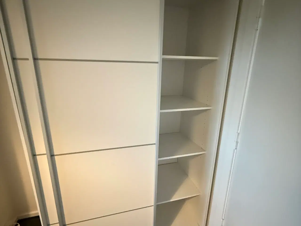 Billede 3 - Tvilum garderobeskab m. skydedøre og ekstra hylder