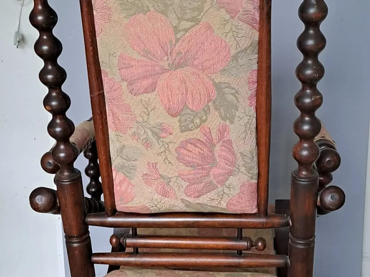 Billede 1 - Gammel rokkestol i mørkt træ