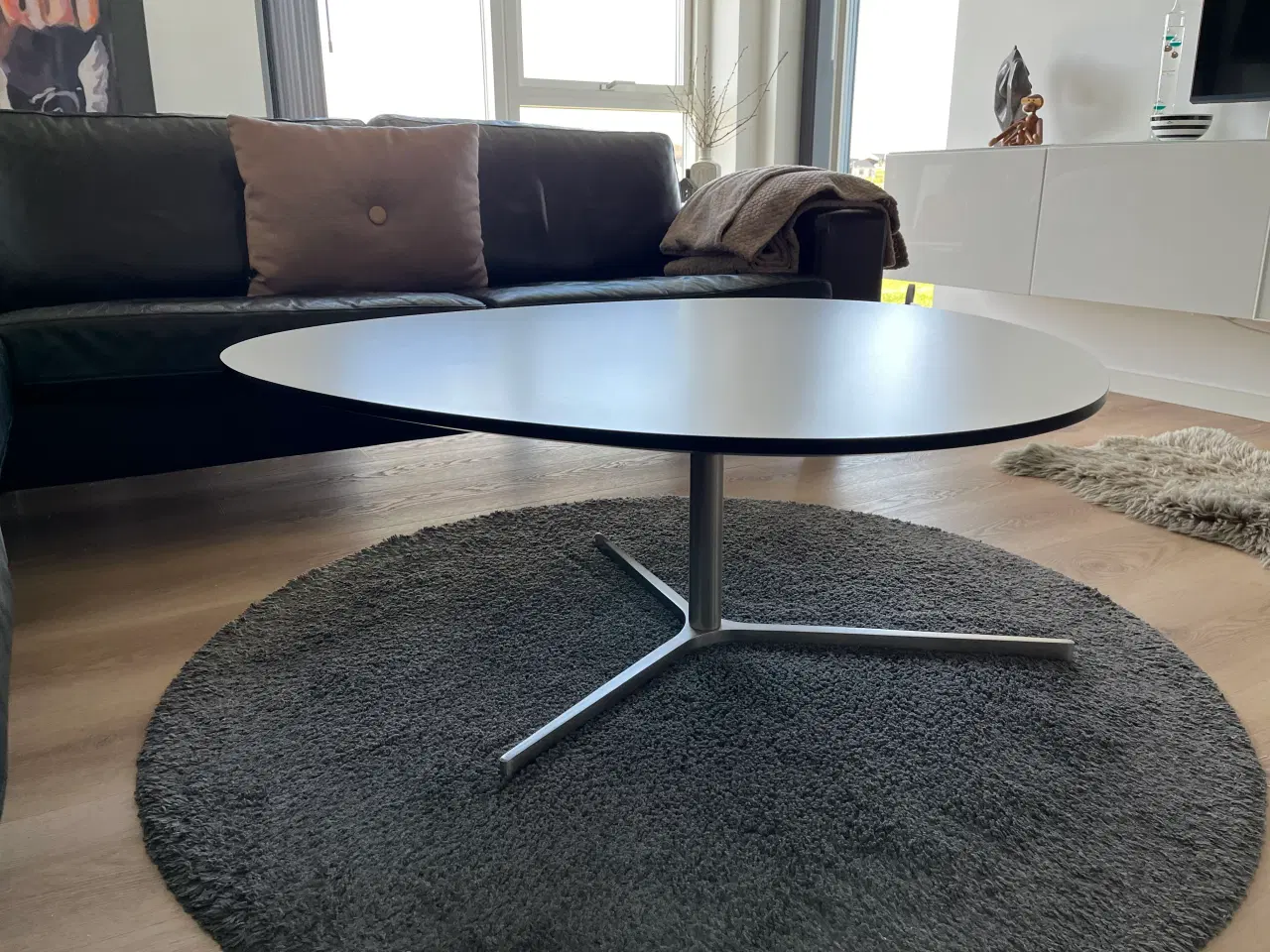 Billede 2 - Sofabord i massiv hvid laminat med sort kant.