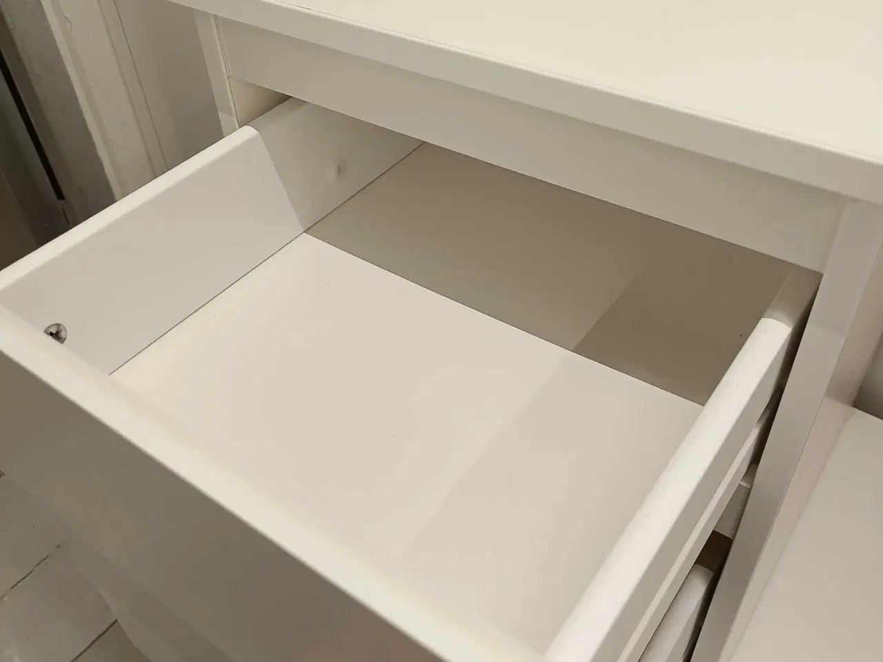 Billede 3 - 2 flotte sengeborde. Sælges samlet