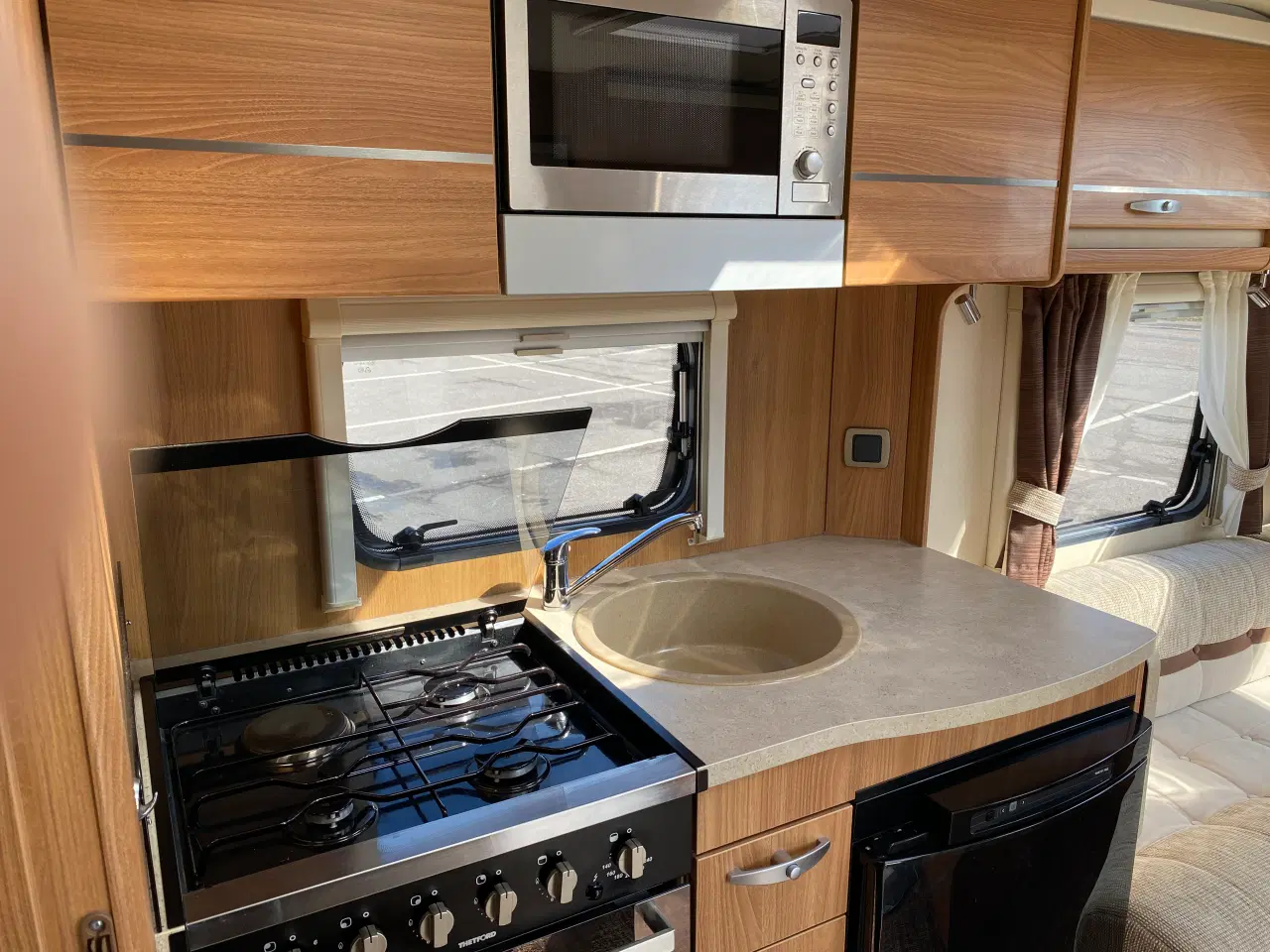 Billede 9 - KVALITET,CAMPINGVOGN ? der ligner en Autocamper. 