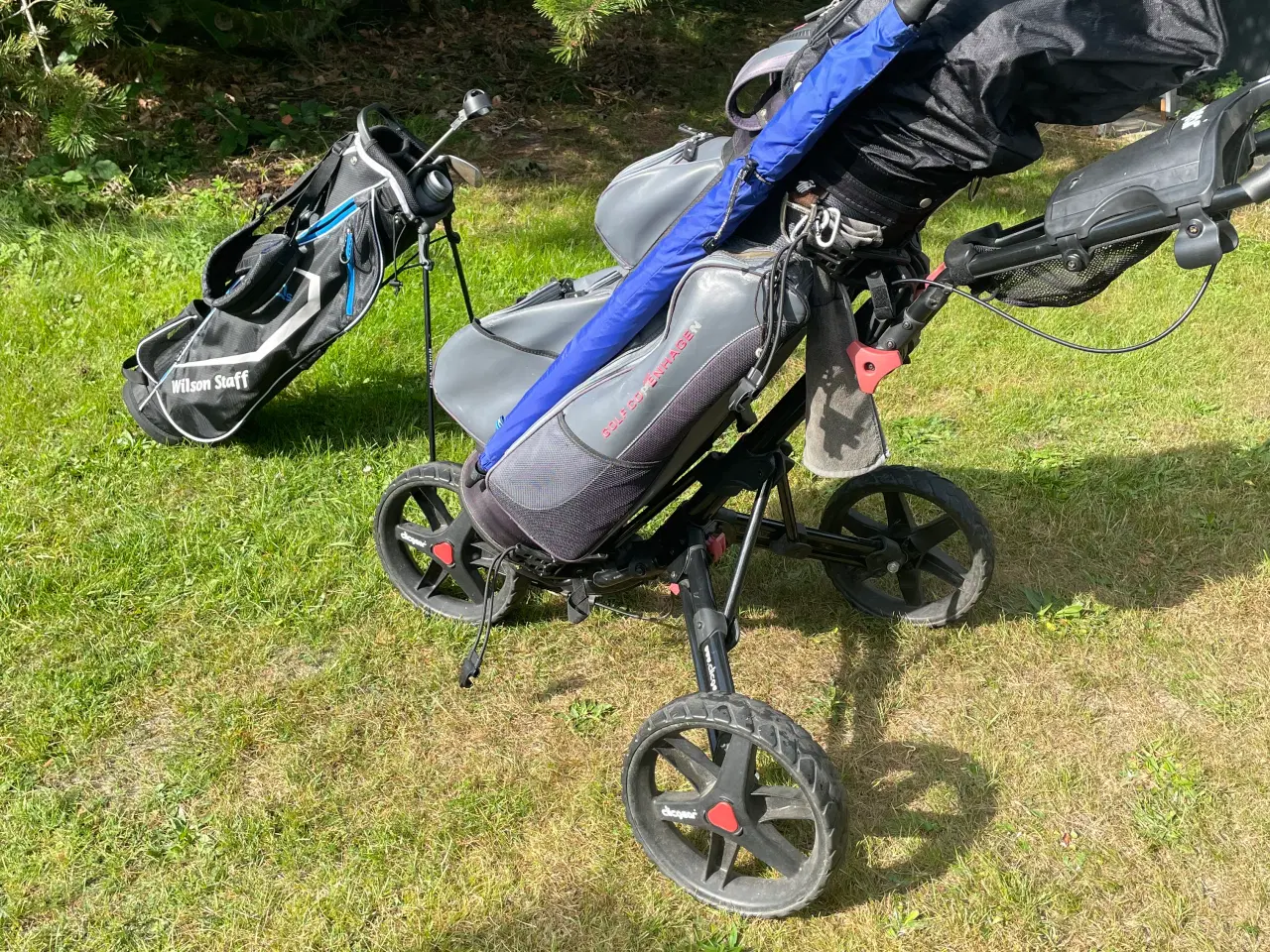 Billede 1 - Velholdt Wilson sæt med clickgear trolly