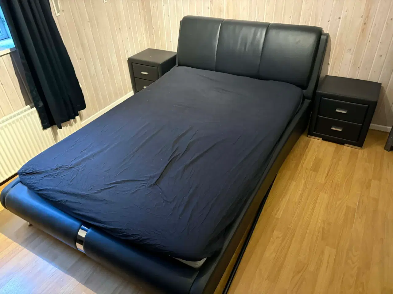 Billede 4 - seng + sengeborde