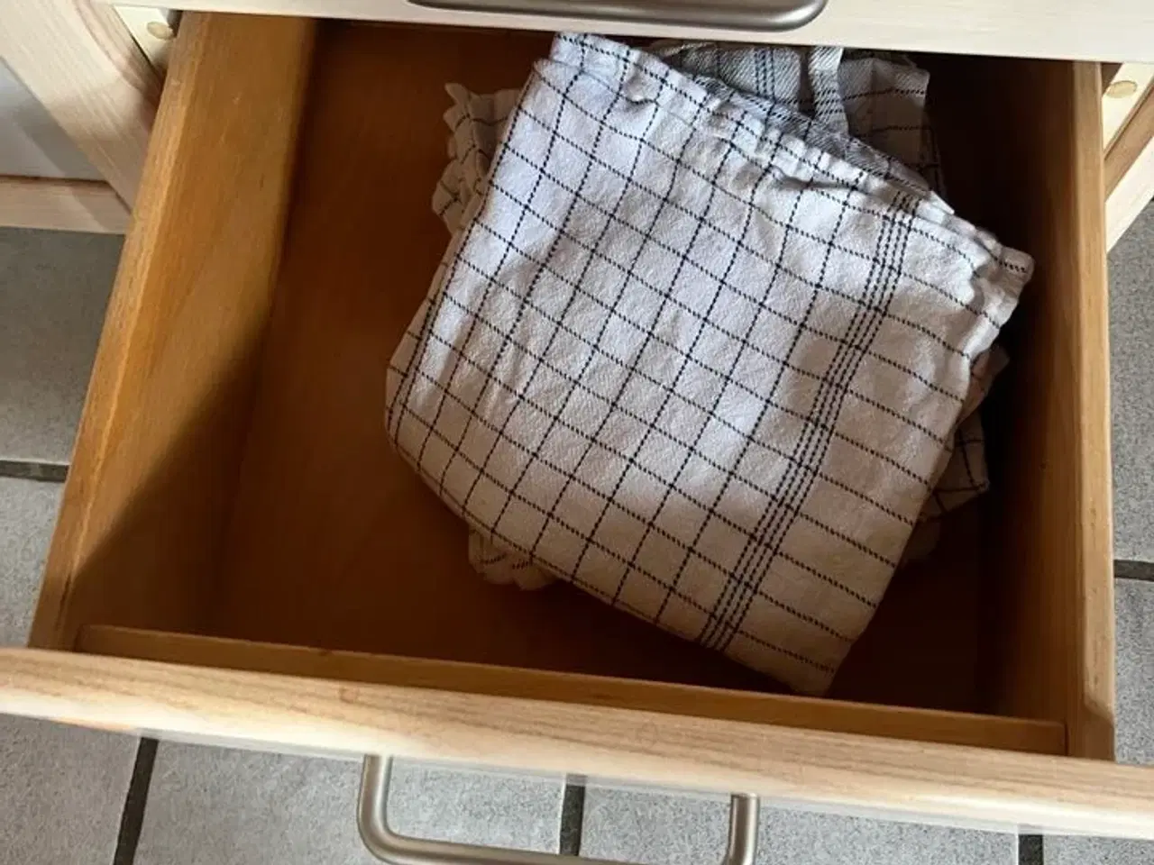 Billede 2 - Alt indhold i skuffer og skabe (se billeder)