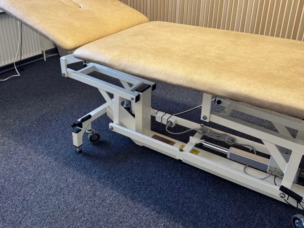 Billede 1 - Behandler briks med el