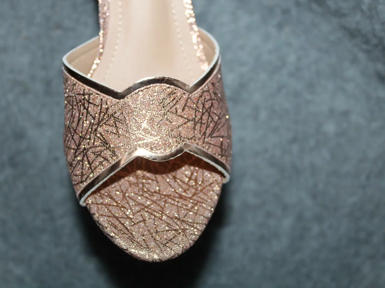 Billede 6 - Champagne farvet sandal med rem str. 39