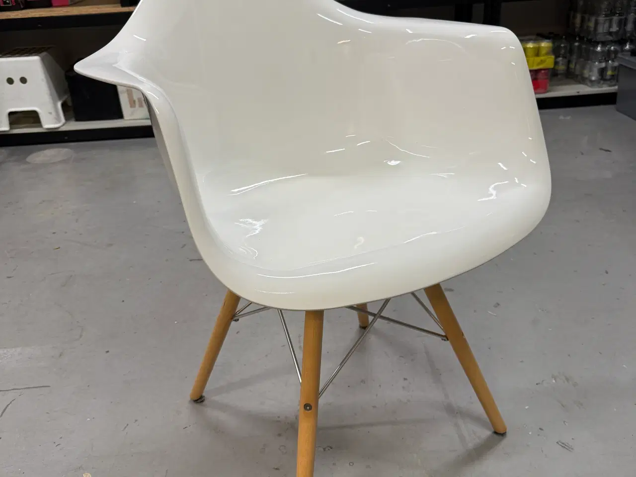 Billede 3 - 2 flotte stole i hvid højglans