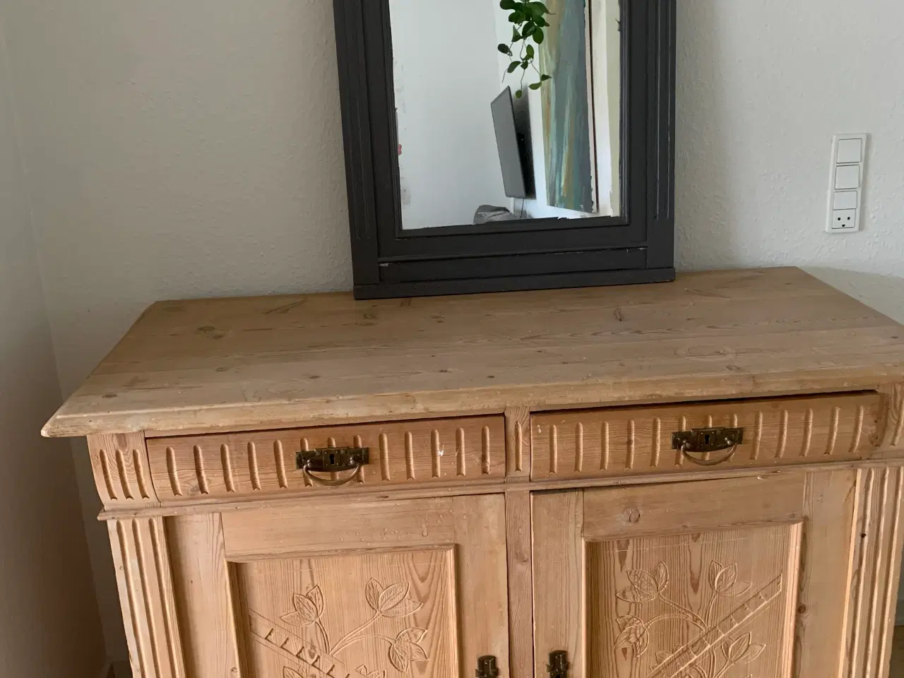 Billede 1 - Ældre flot skænk med tilhørende spejl