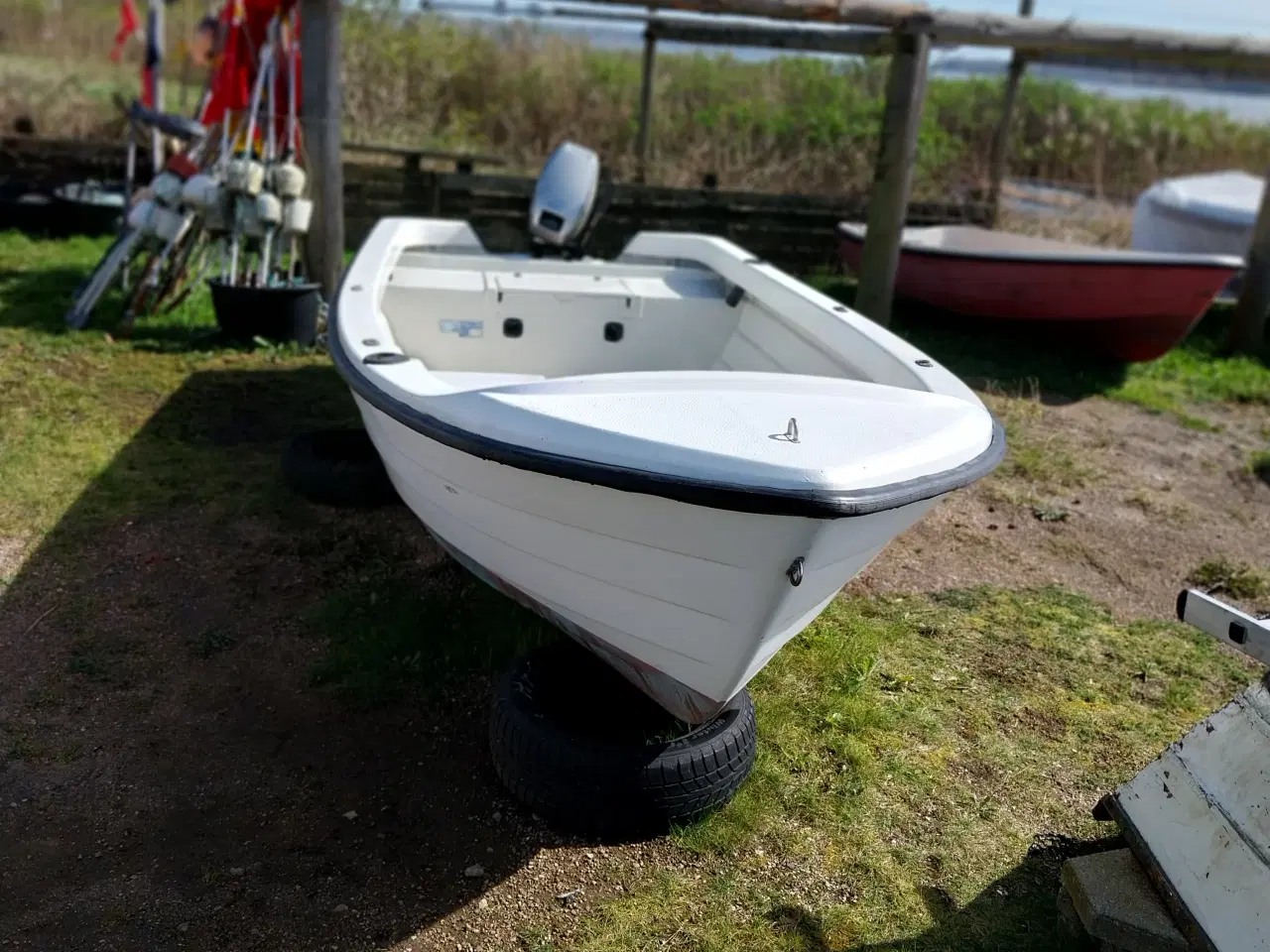 Billede 1 - Jolle med  motor