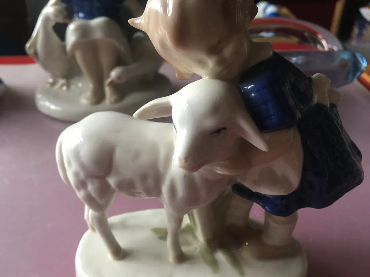 Billede 1 - porcelæn, pige med får