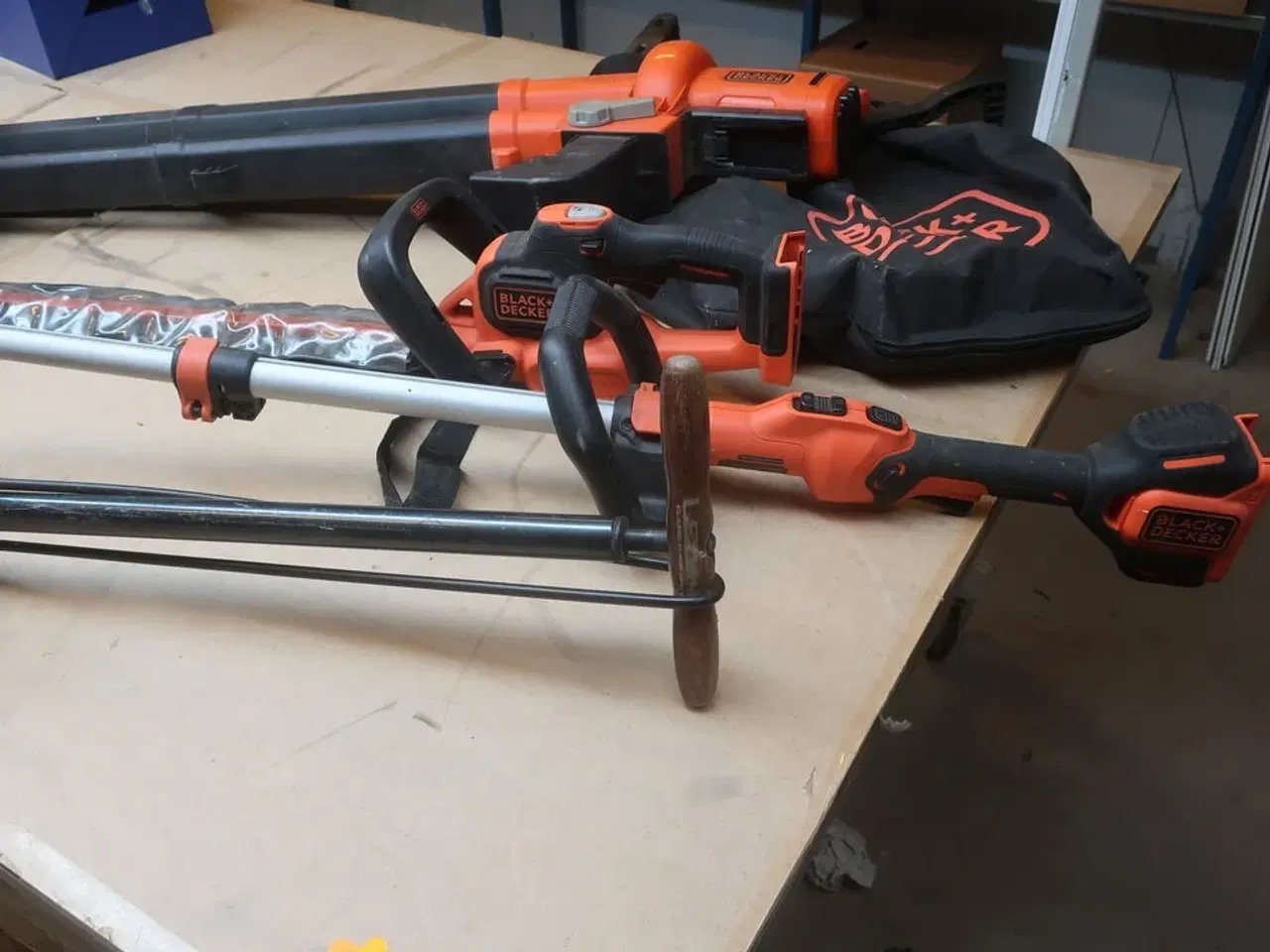 Billede 2 - 3 stk. havemaskiner BLACK & DECKER, pumpe og værktøjskasse