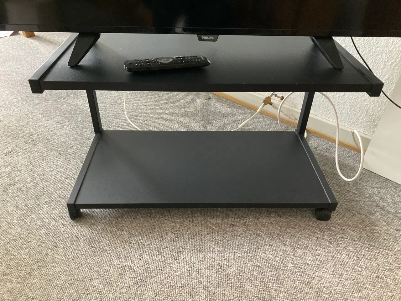Billede 1 - TV-bord med hjul (passende til ca 40 tommer)