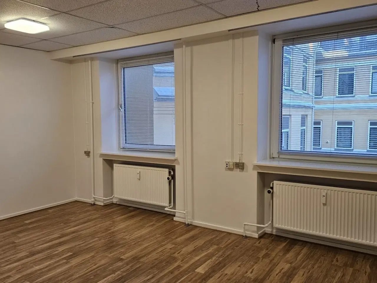 Billede 9 - Stort kontor med faciliteter, beliggende nær offentlig transport.