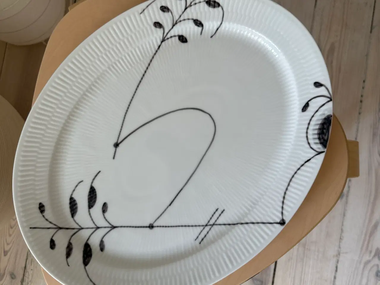 Billede 1 - ROYAL COPENHAGEN Sort Mega Riflet Serveringsfad