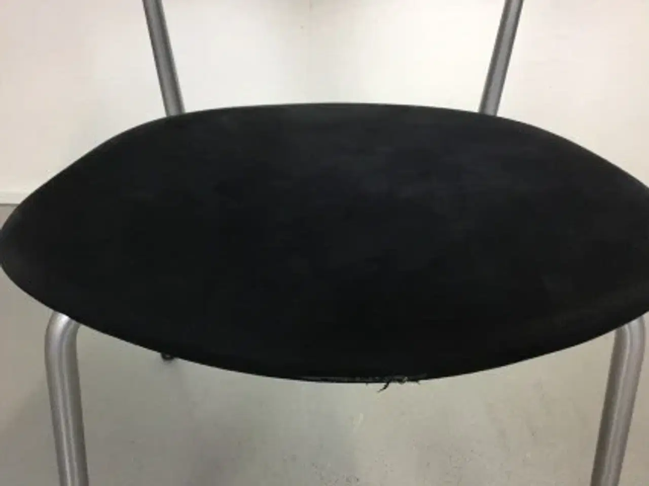 Billede 5 - Efg bondo konferencestol med alcantara polstret sæde, grå stel, nymalet sort ryglæn med lille armlæn