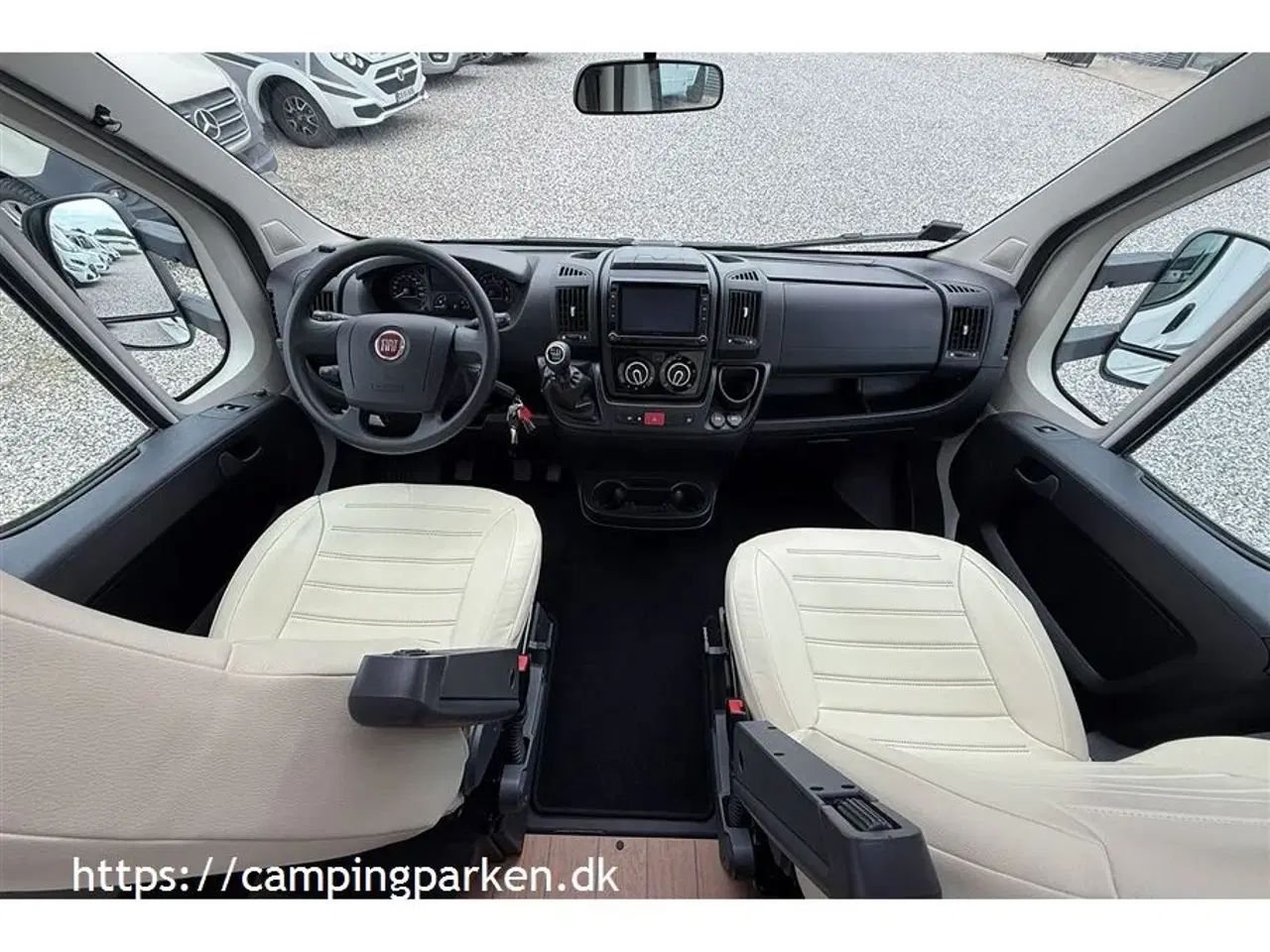 Billede 2 - 2021 - McLouis Mc4 379   Mclouis MC4 med sænkeseng og queensbed i bagenden, rummelig siddegruppe og godt med udstyr