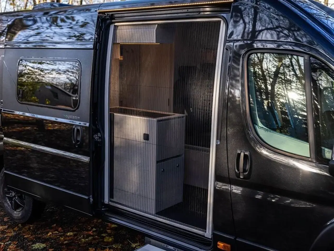 Billede 56 - 2026 - Tourne 6.4 Cruise aut. gear - Black   Den originale Tourne med langsgående senge