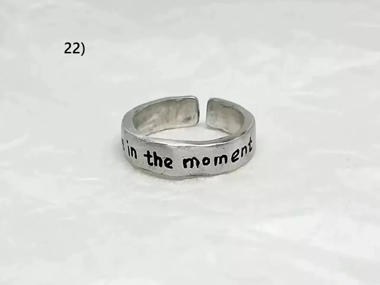 Billede 1 - * Sterlingsølv; Fingerring - med "Live in the mome