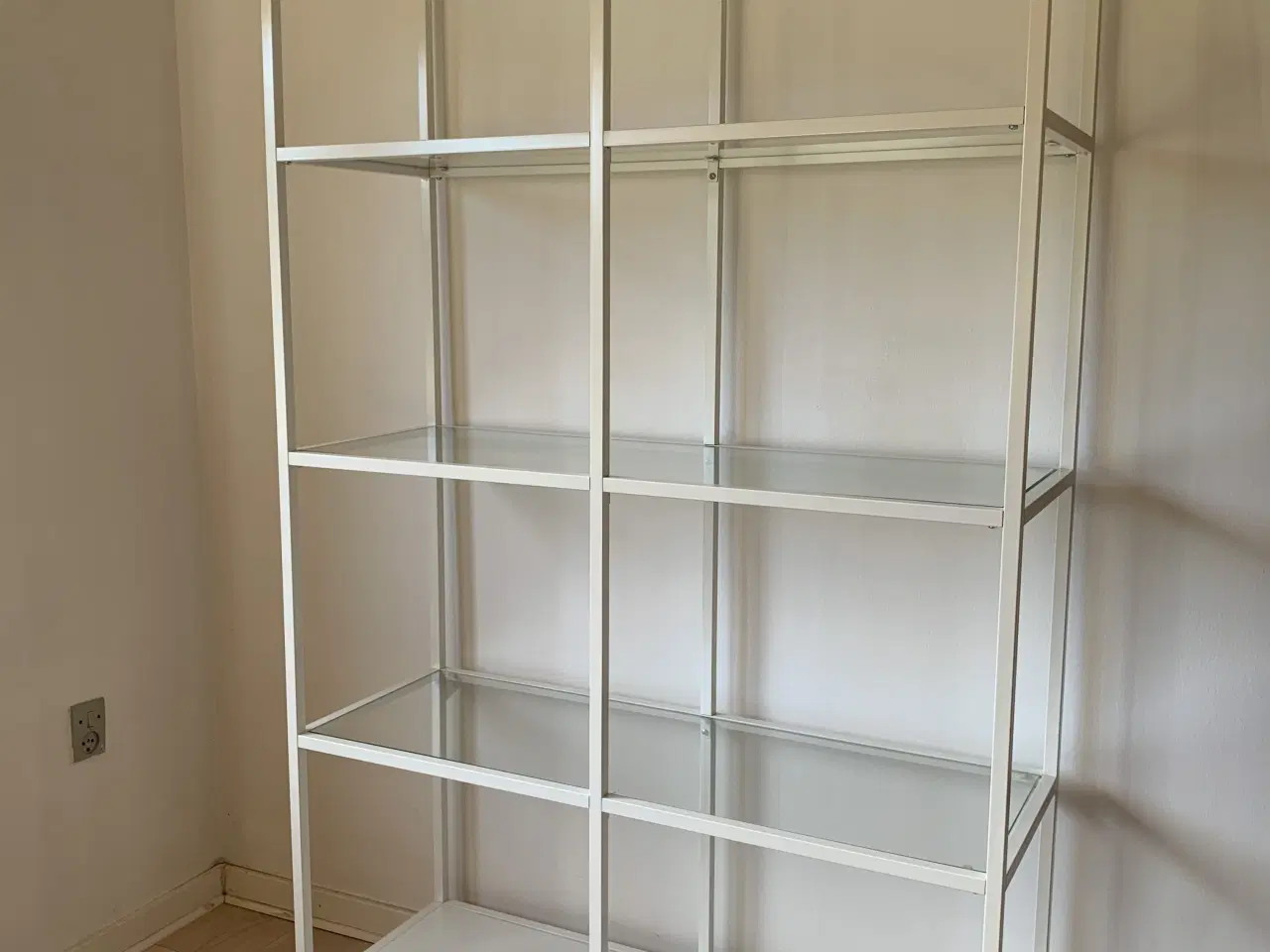 Billede 5 - Vittsjö elegant reol/ hvid metal og glas