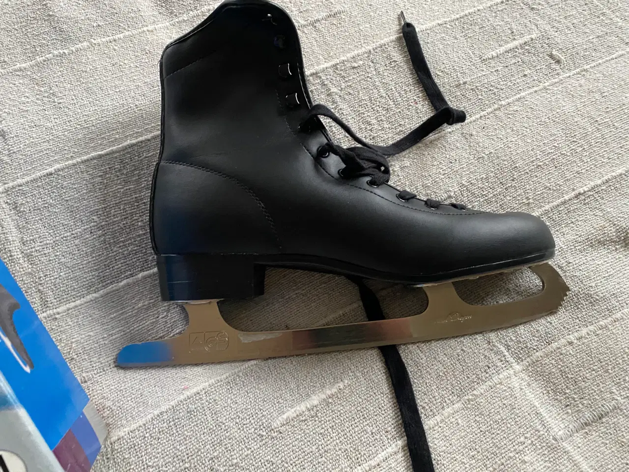 Billede 3 - Sort kunstskøjte str. 44