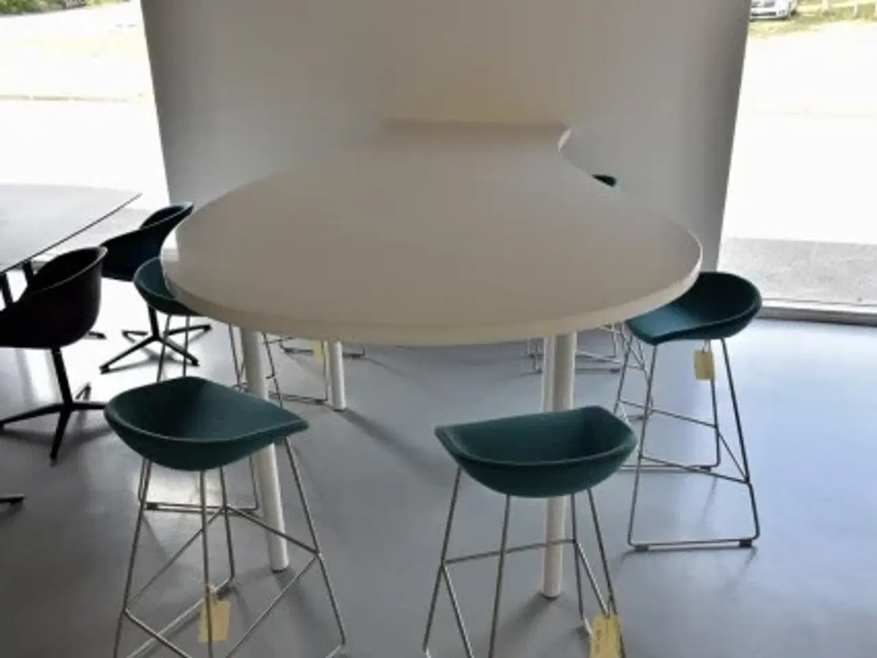 Billede 4 - Højbord/ståbord i hvid med hvidt stel