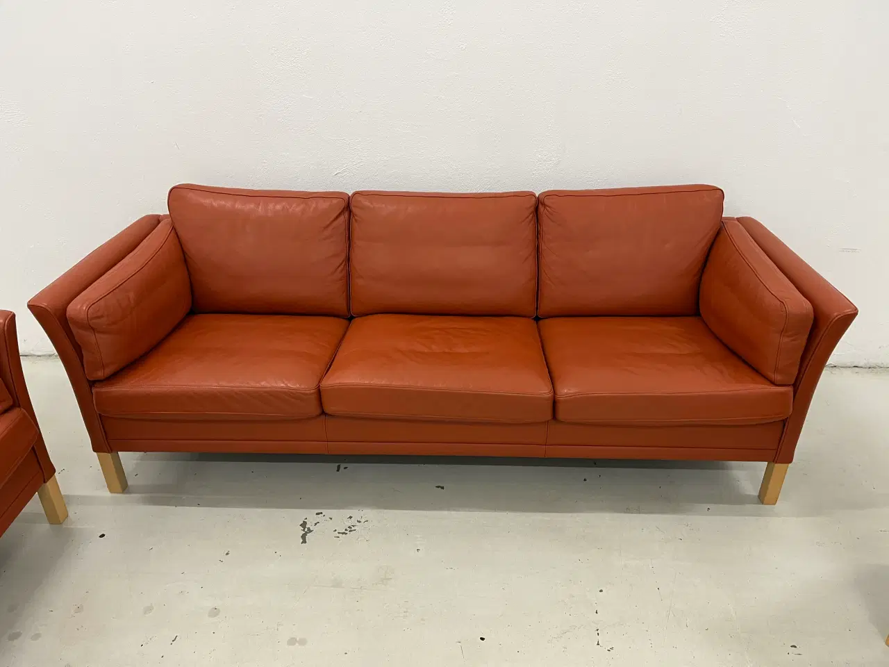 Billede 9 - Mogens Hansen MH2225 3+2 MH80 stol i cognac læder.