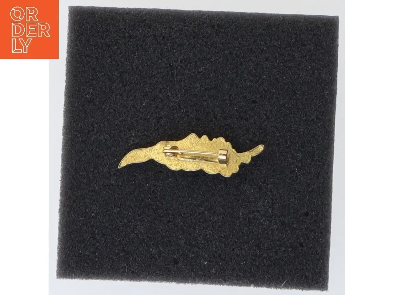 Billede 3 - Guldfarvet broche med blå sten (str. 4 cm)