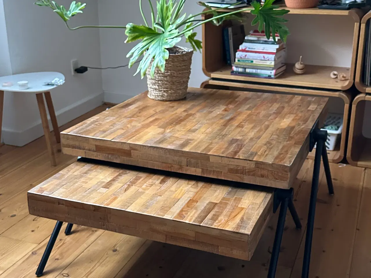 Billede 1 - Smukt sofabordssæt i massiv teak, indskudsbord