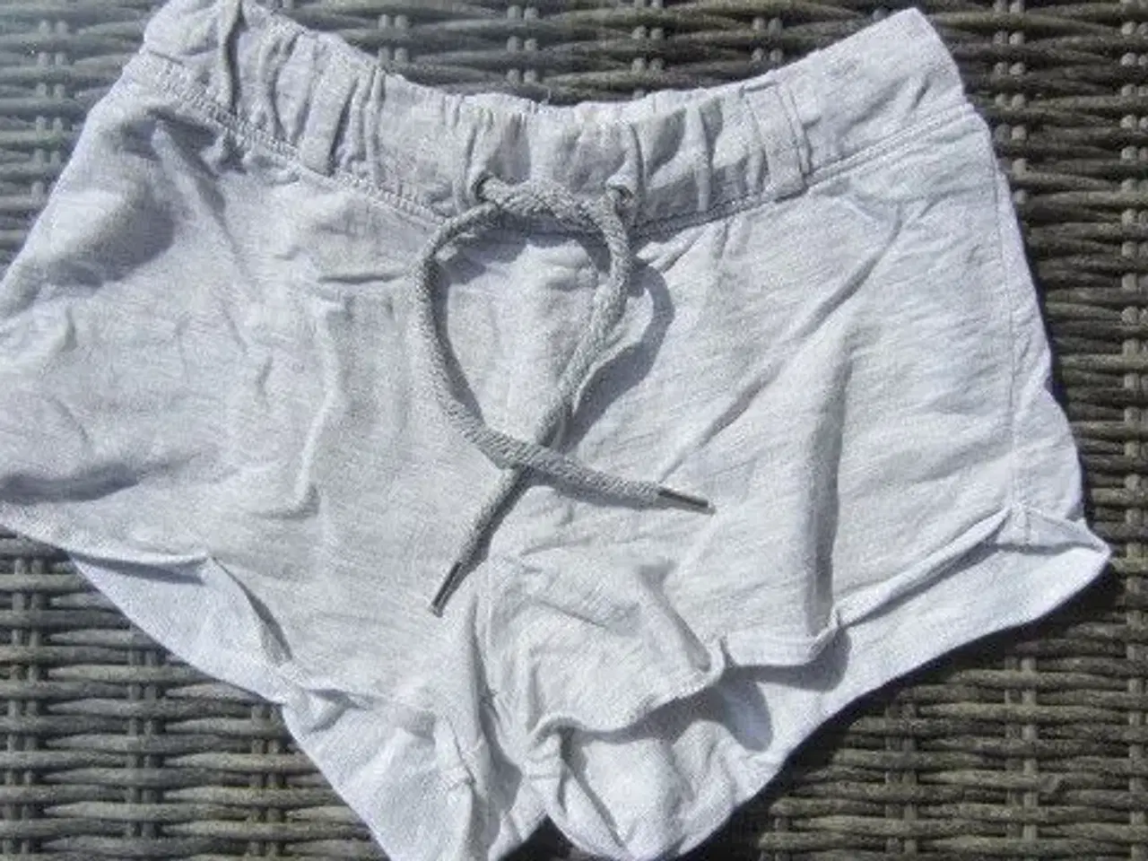 Billede 1 - Str. S, lysegrå shorts