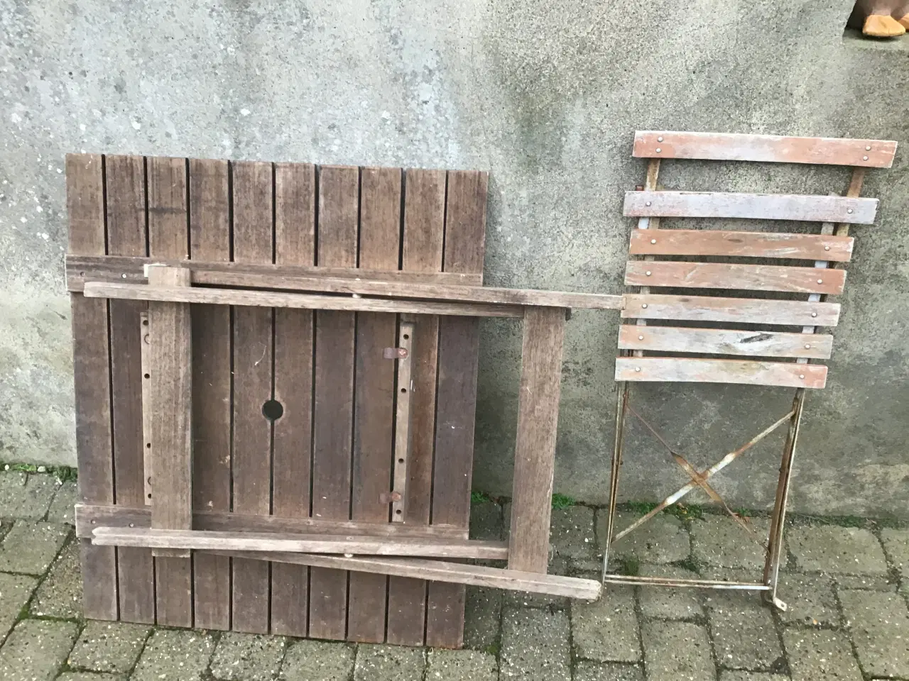 Billede 7 - Træ haveklapbord og en cafestol.